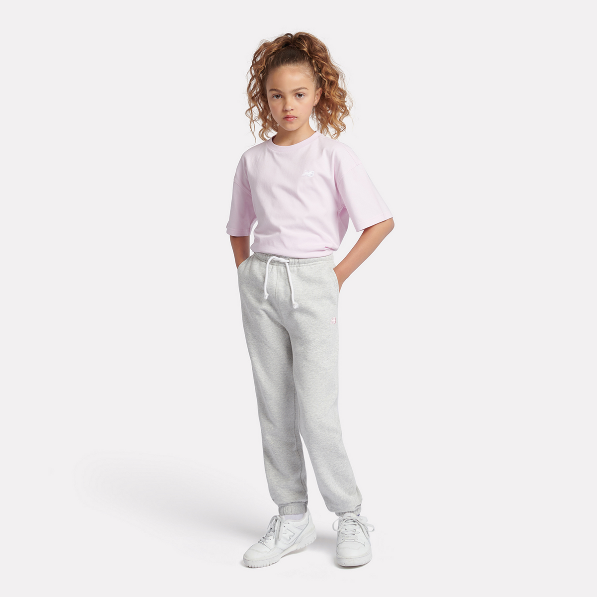 New Balance G New Balance French Terry Small Logo Jogger in GRAU