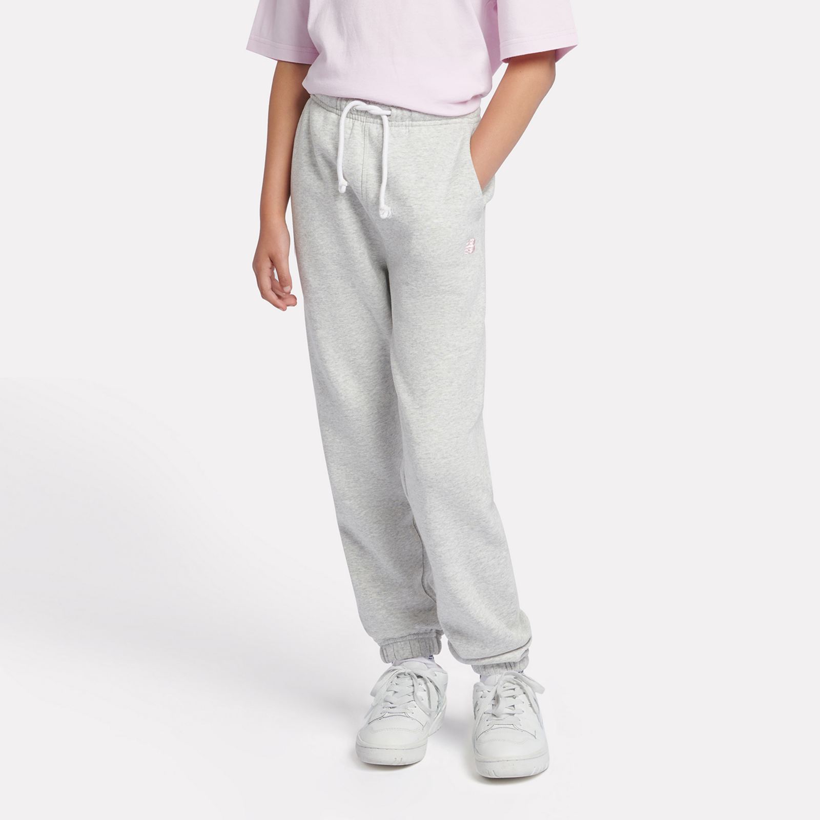 New Balance G New Balance French Terry Small Logo Jogger in GRAU
