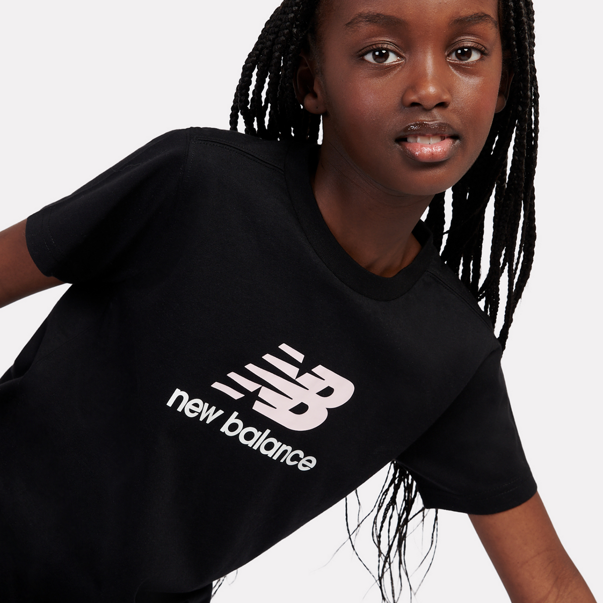 New Balance G NEW BALANCE JERSEY STACKED LOGO TEE in SCHWARZ