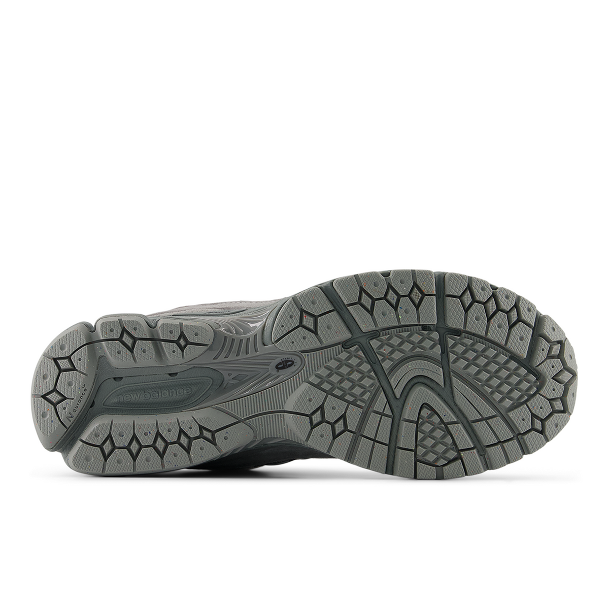 New Balance M 2002R Elevated Essentials Freizeitschuhe in GRAU