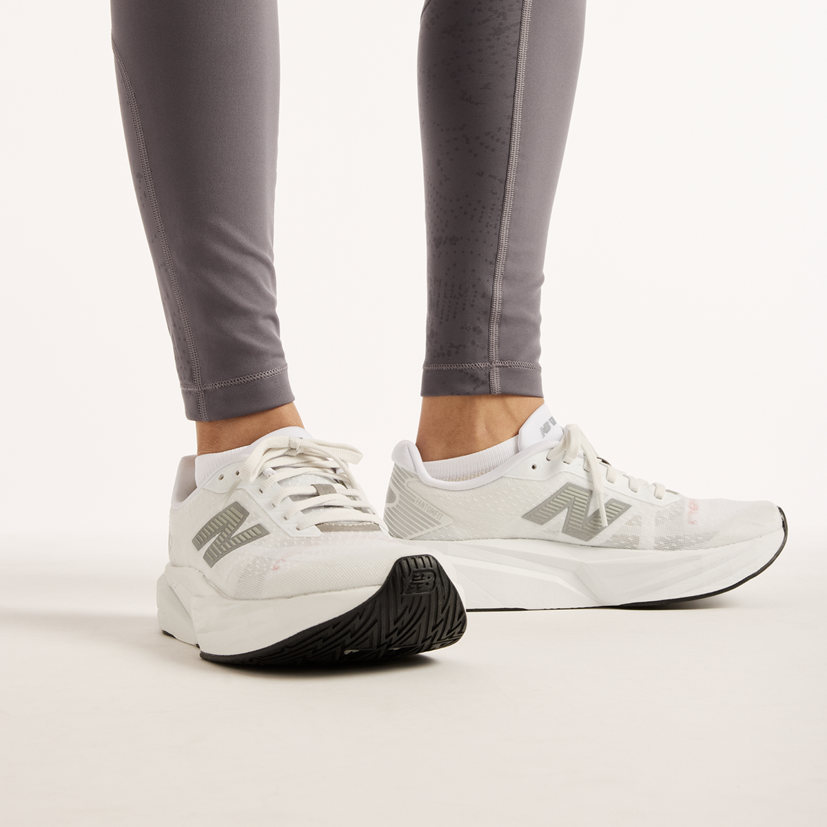 New Balance W Reflective RC Heat Legging 27" in GRAU