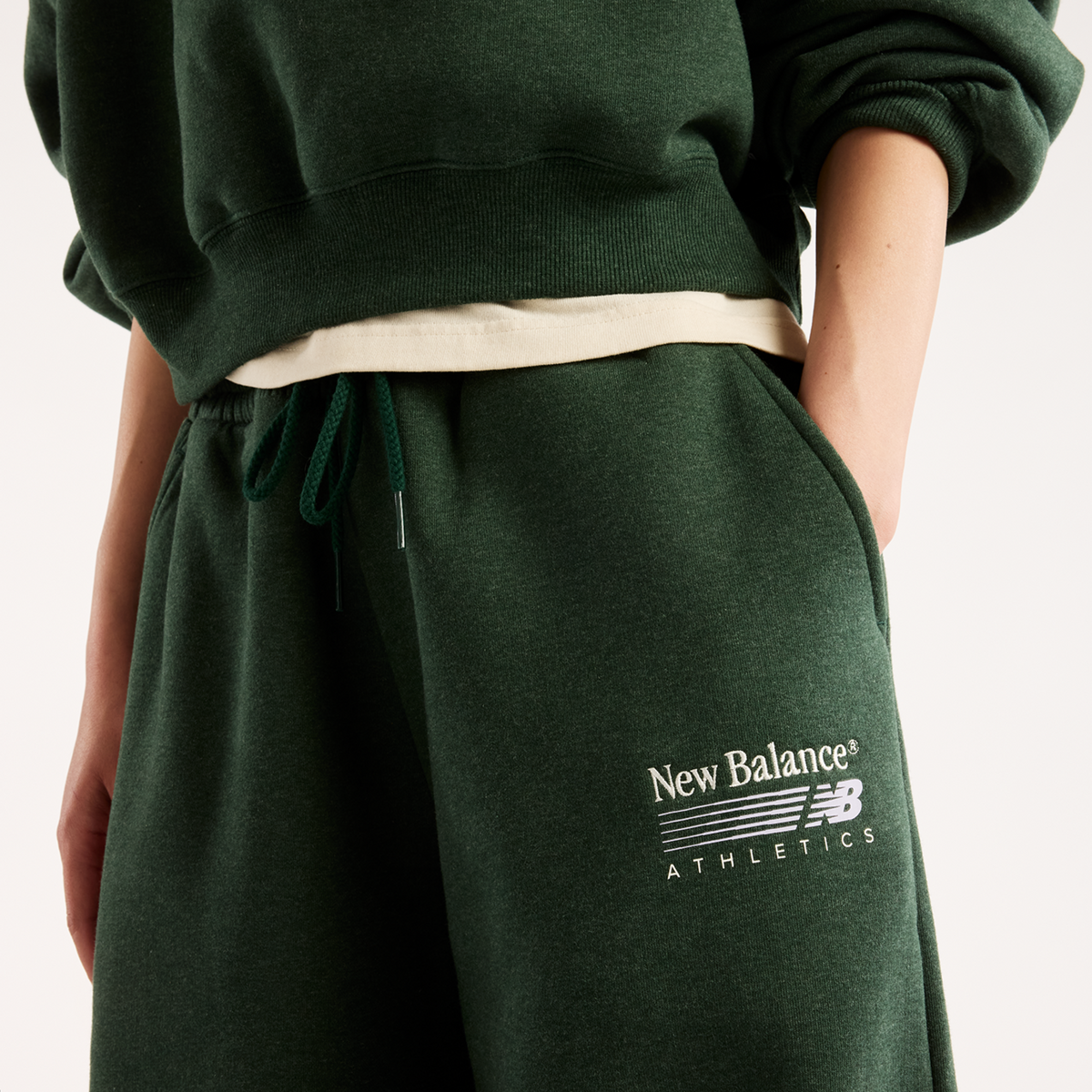 New Balance W Trackside Fleece Pant in GRÜN