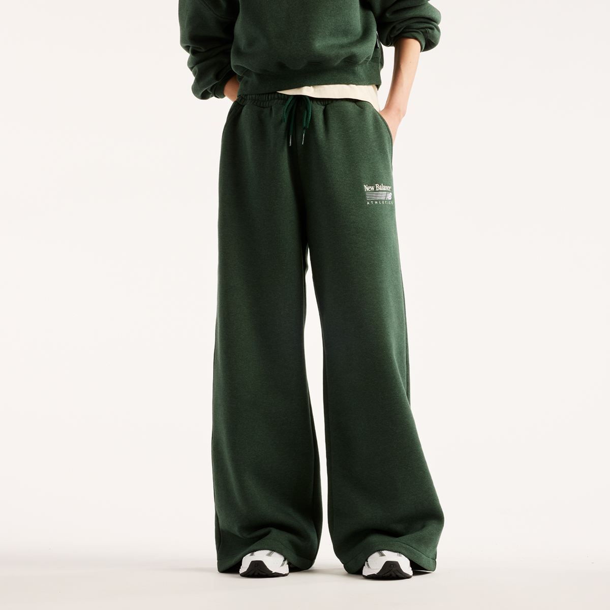 New Balance W Trackside Fleece Pant in GRÜN