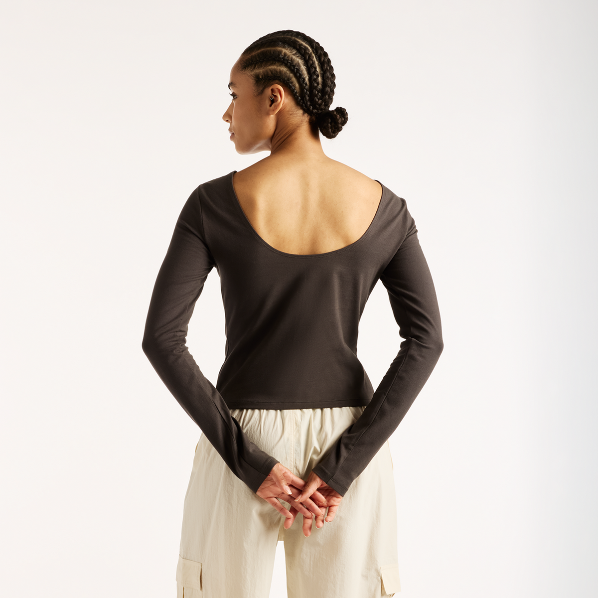 New Balance W Open-Back Fitted Long Sleeve in SCHWARZ