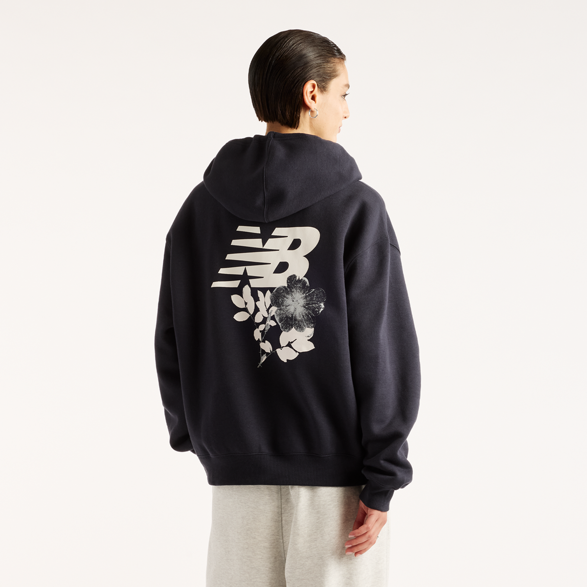 New Balance W Pressed Flowers Hoodie in SCHWARZ