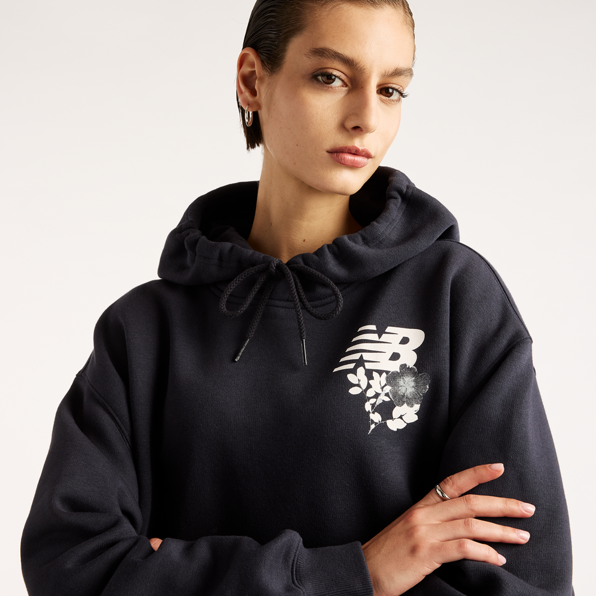 New Balance W Pressed Flowers Hoodie in SCHWARZ