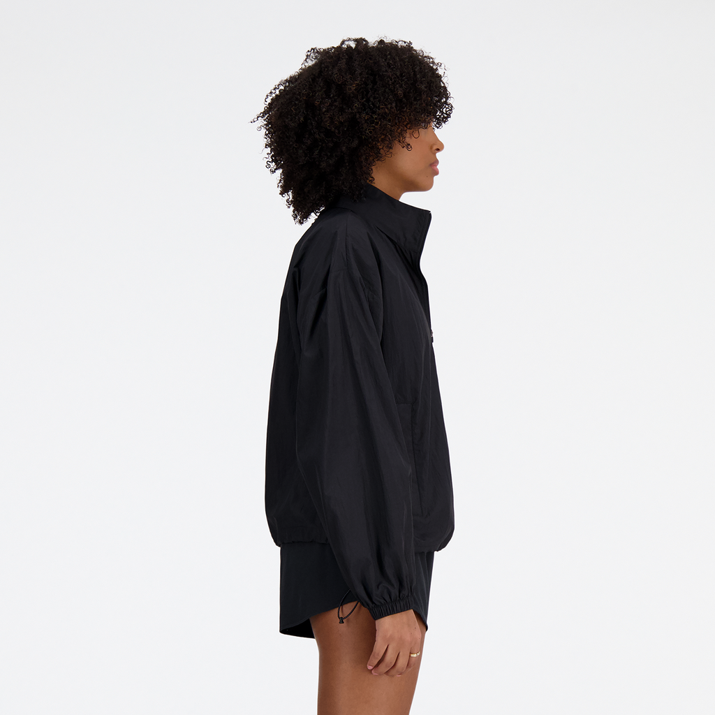 New Balance W NB Athletics Woven Jacket in SCHWARZ