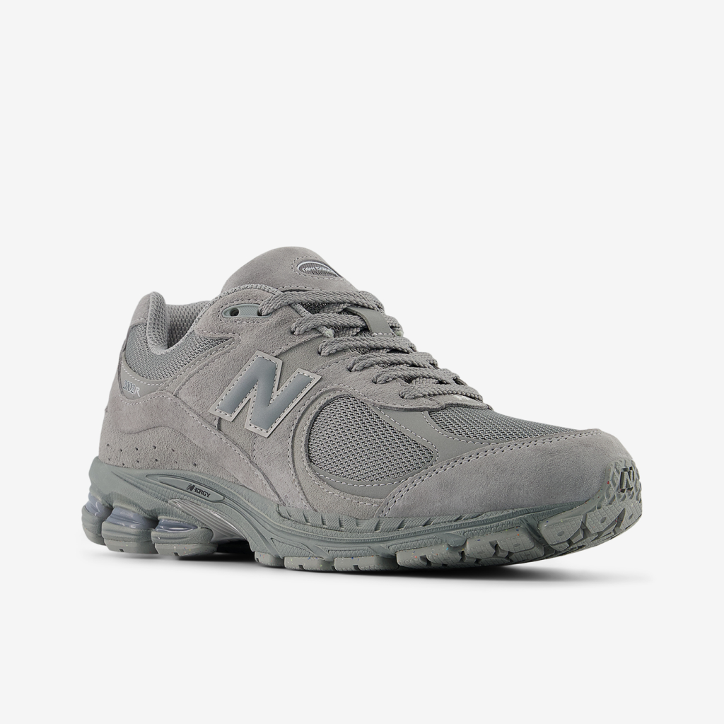 New Balance M 2002R Elevated Essentials Freizeitschuhe in GRAU