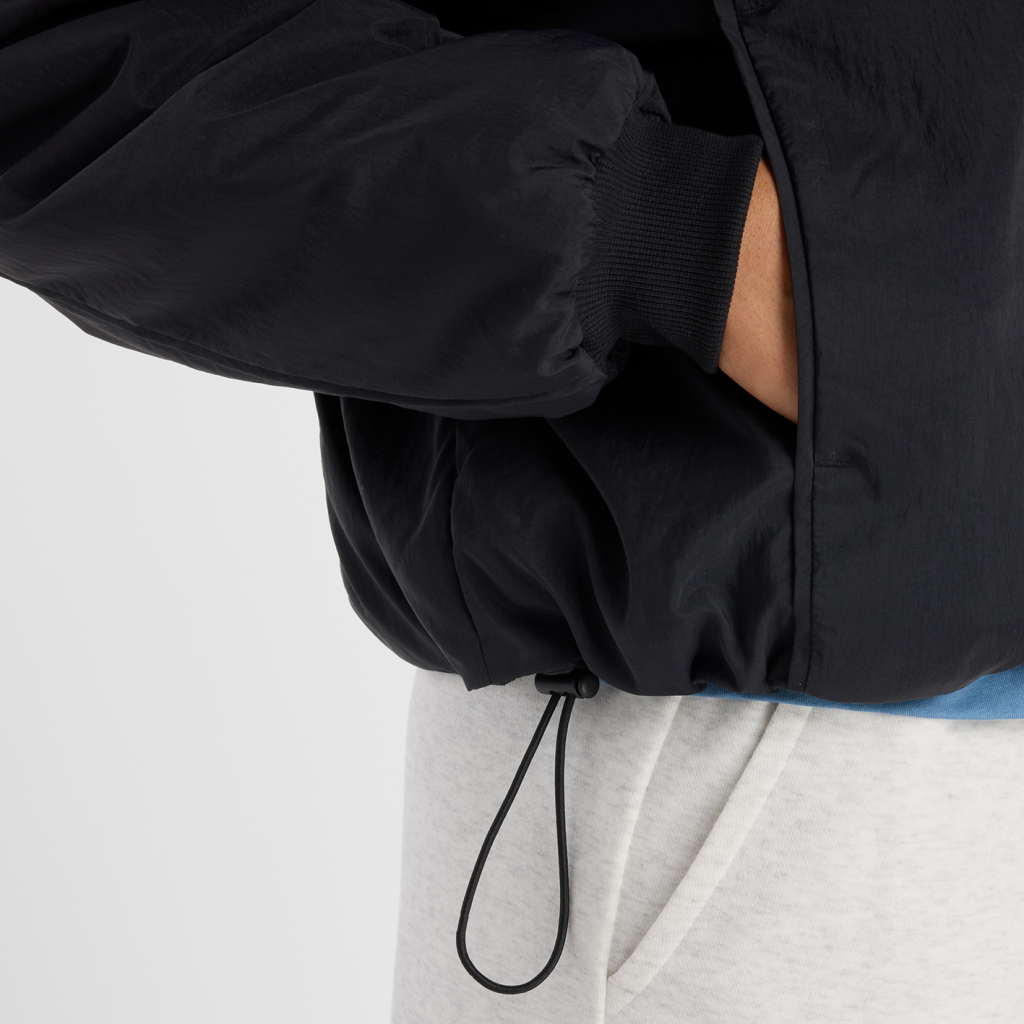 New Balance W Linear Heritage Woven Bomber Jacket in SCHWARZ