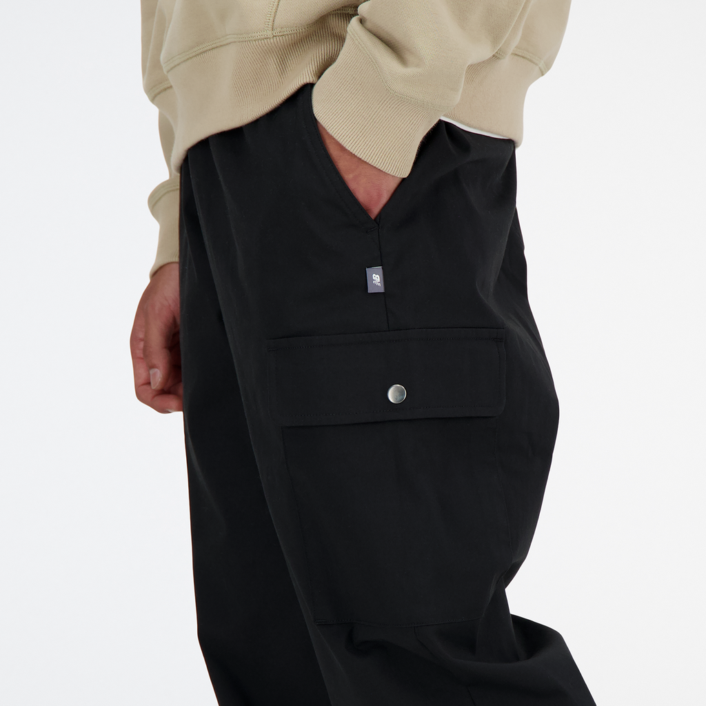 New Balance Twill Cargo Jogger in SCHWARZ