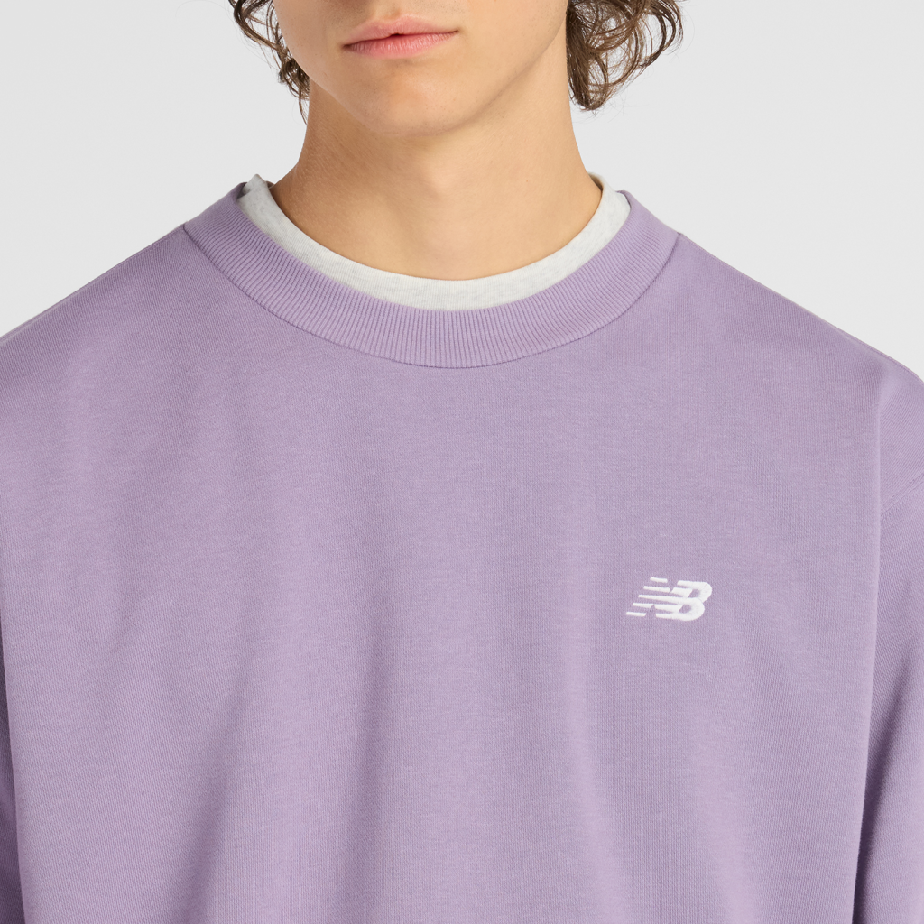 New Balance Sport Essentials Small Logo French Terry Crew in VIOLETT