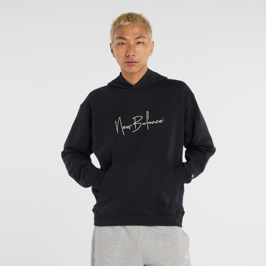 New Balance Atheltics Signature Hoodie in SCHWARZ