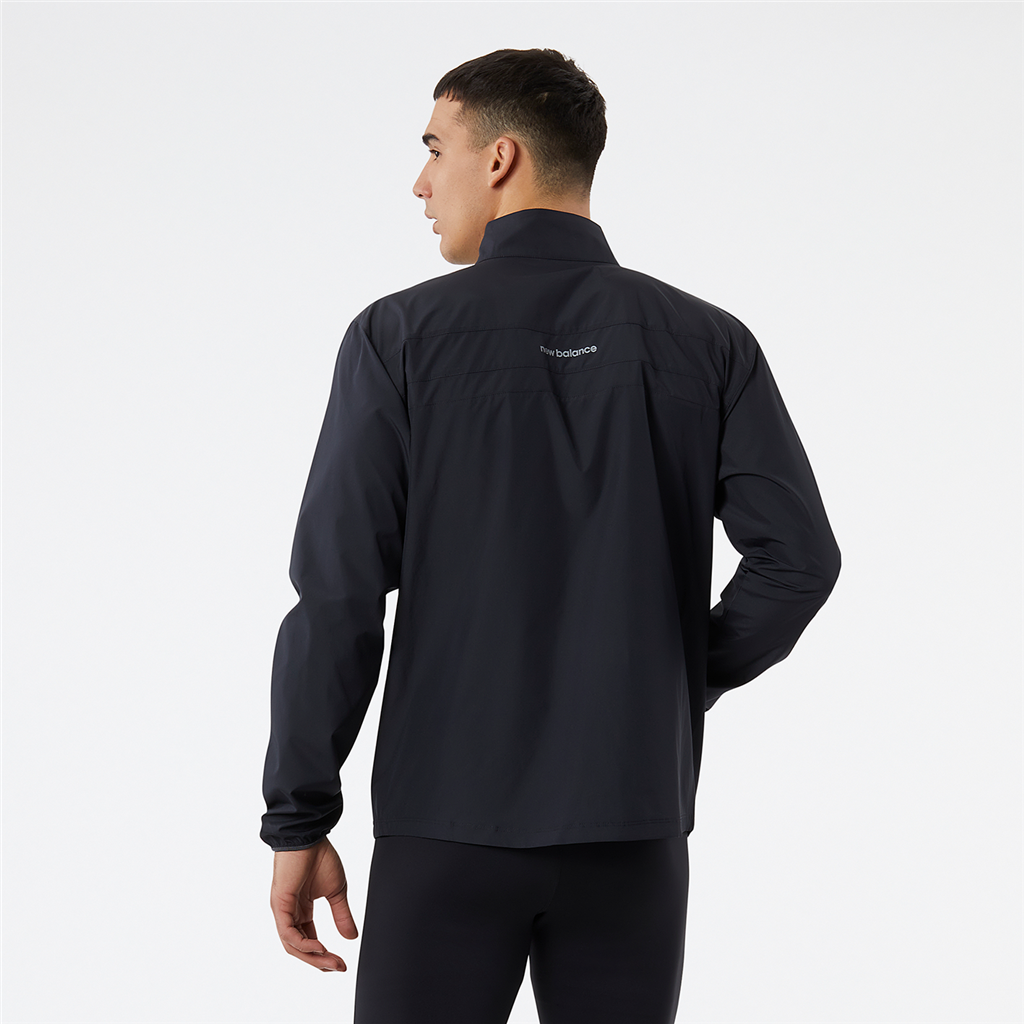 New Balance Accelerate Jacket in SCHWARZ