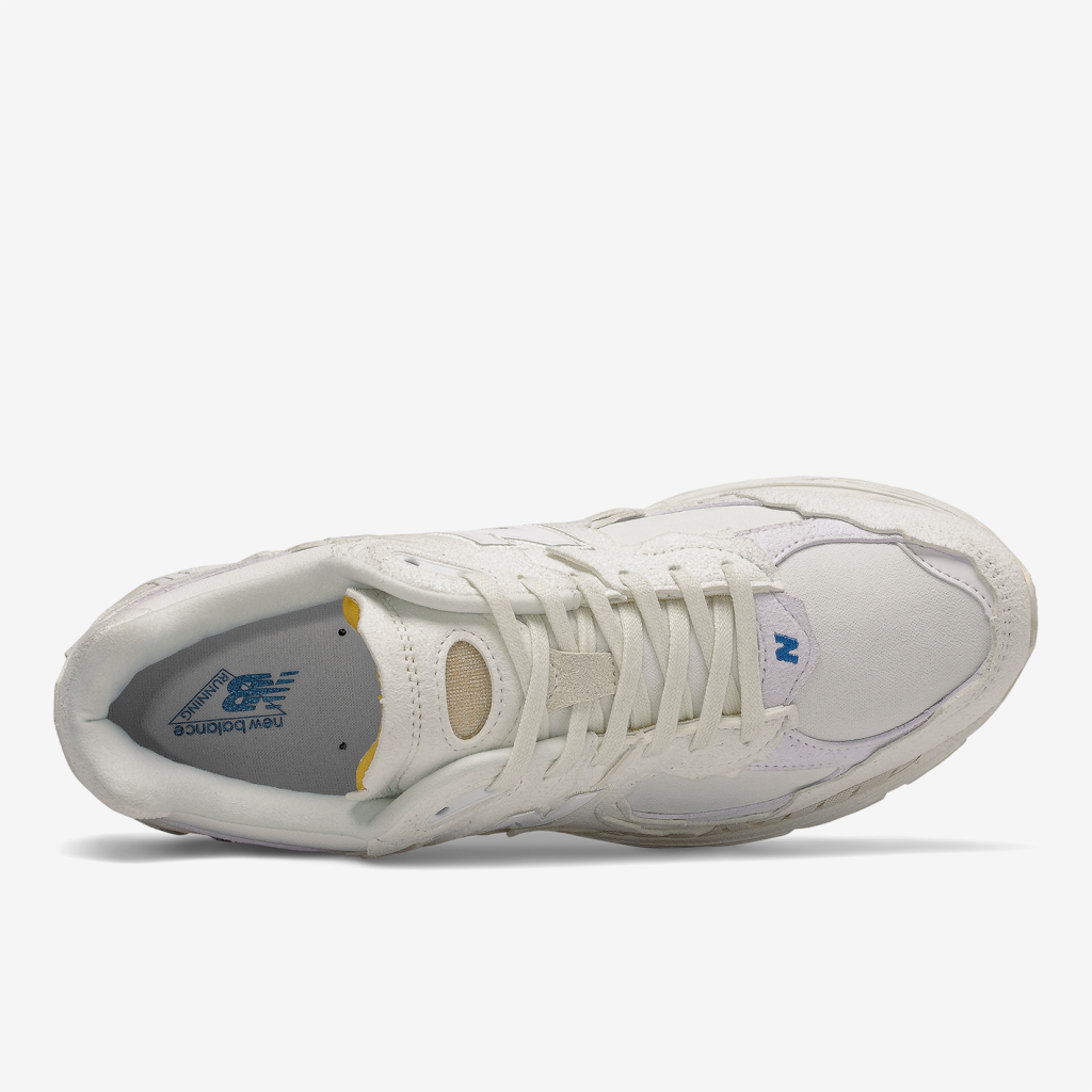 New Balance 2002R Protection Pack in WEISS