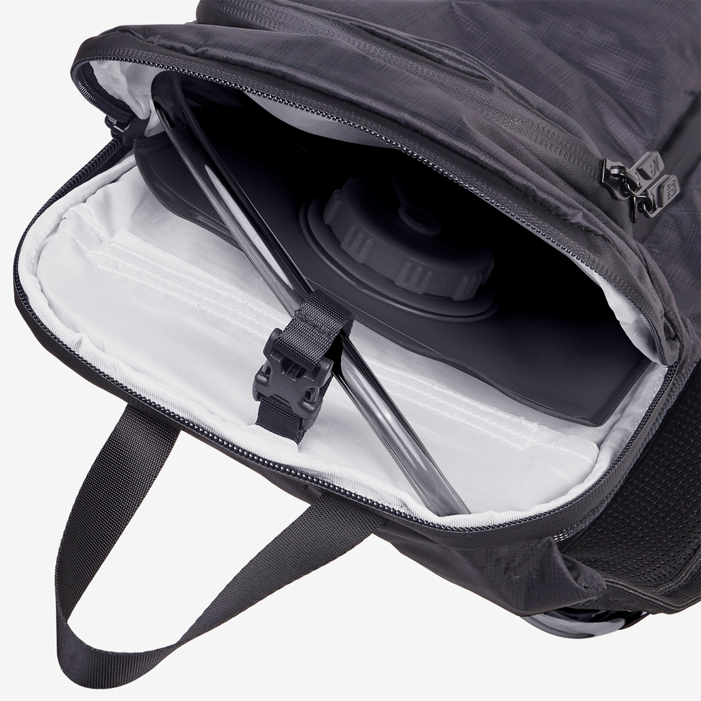 New Balance Performance 4L Hydration Backpack in SCHWARZ