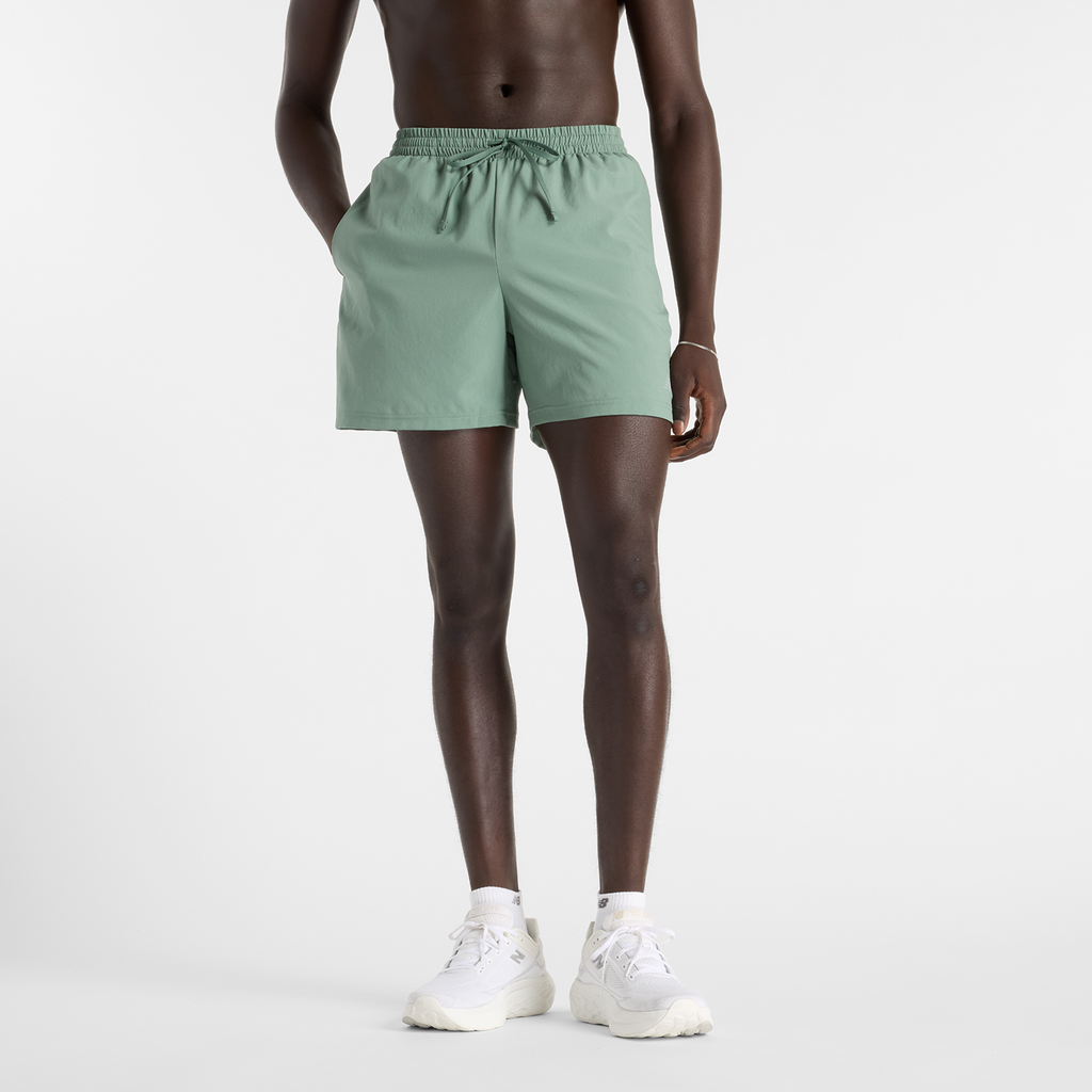New Balance Sports Essentials Short 5 Inch Brief in GRÜN