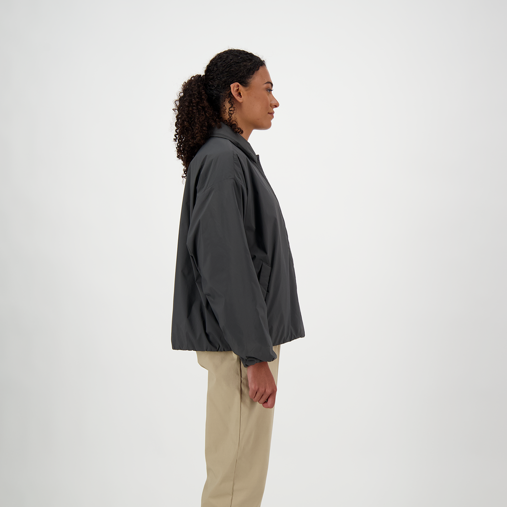 New Balance W Coaches Jacket in SCHWARZ