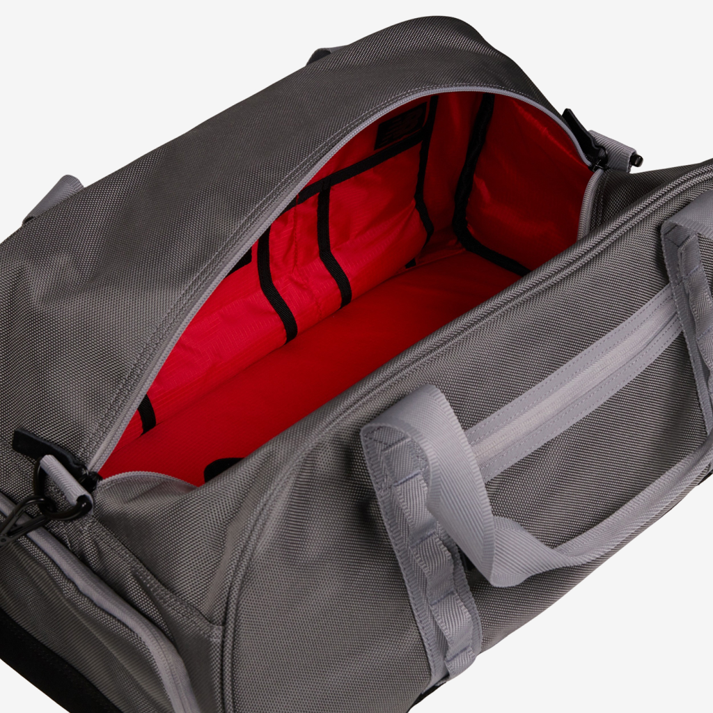 New Balance Legacy Icon Duffel Bag in GRAU