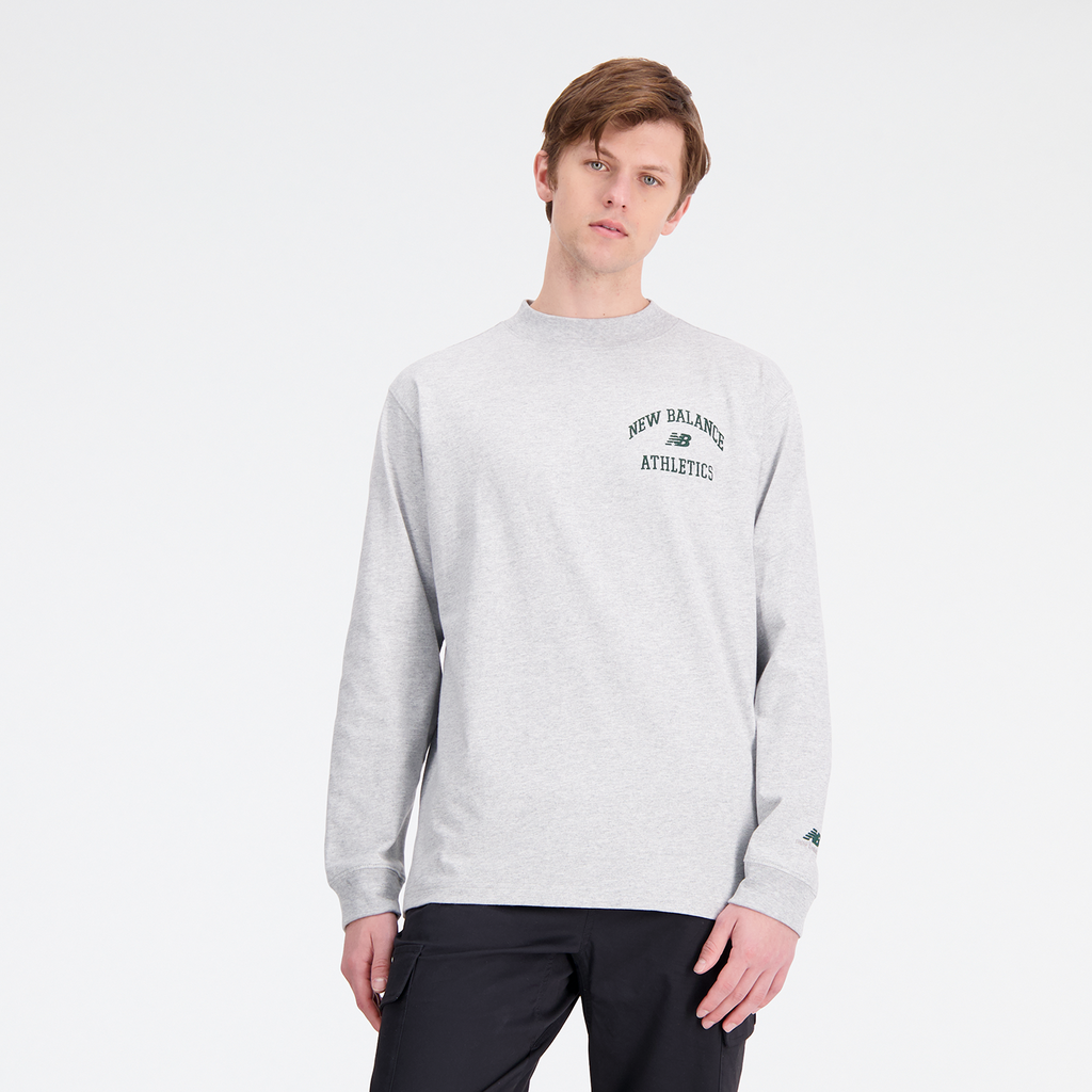 New Balance Athletics Varsity Graphic Mock Longsleeve in GRAU
