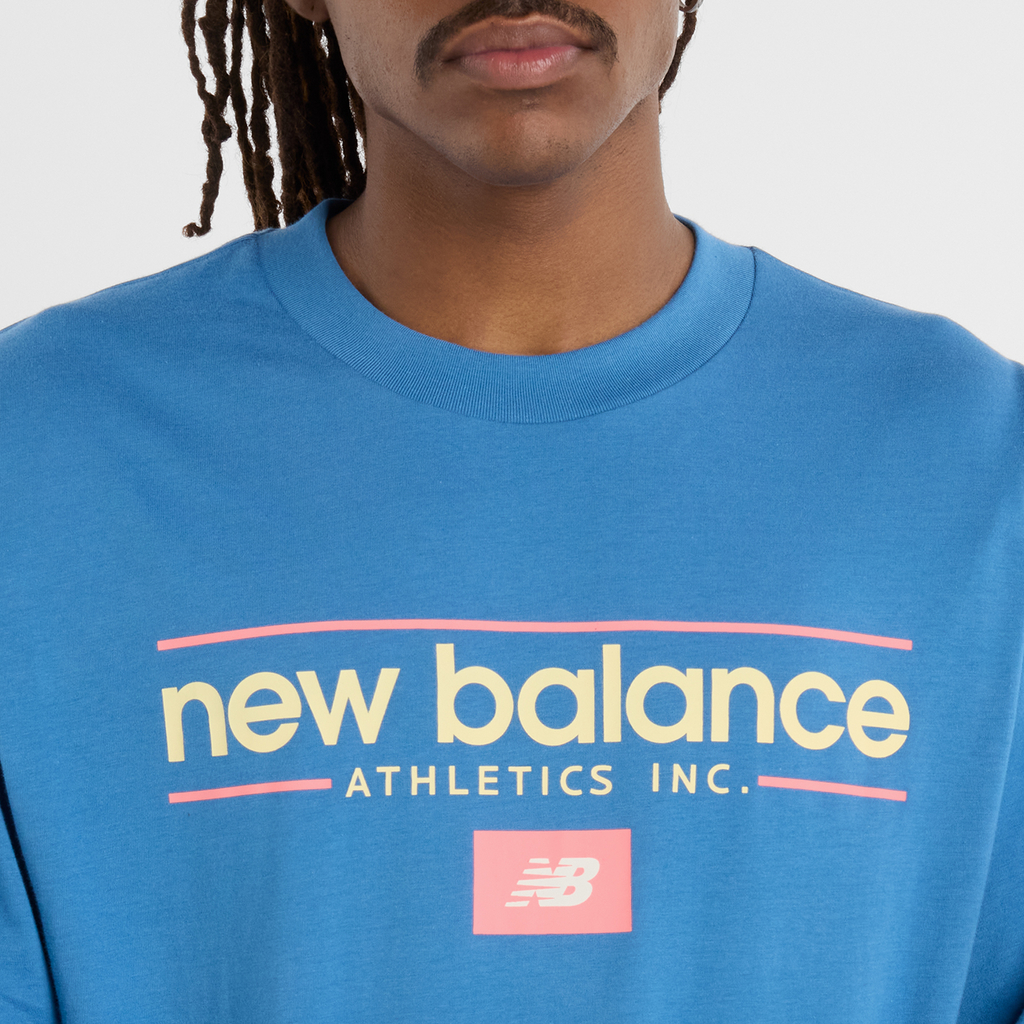 New Balance Relaxed Linear Athletics Long Sleeve in BLAU