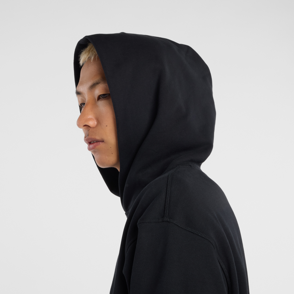 New Balance Atheltics Signature Hoodie in SCHWARZ