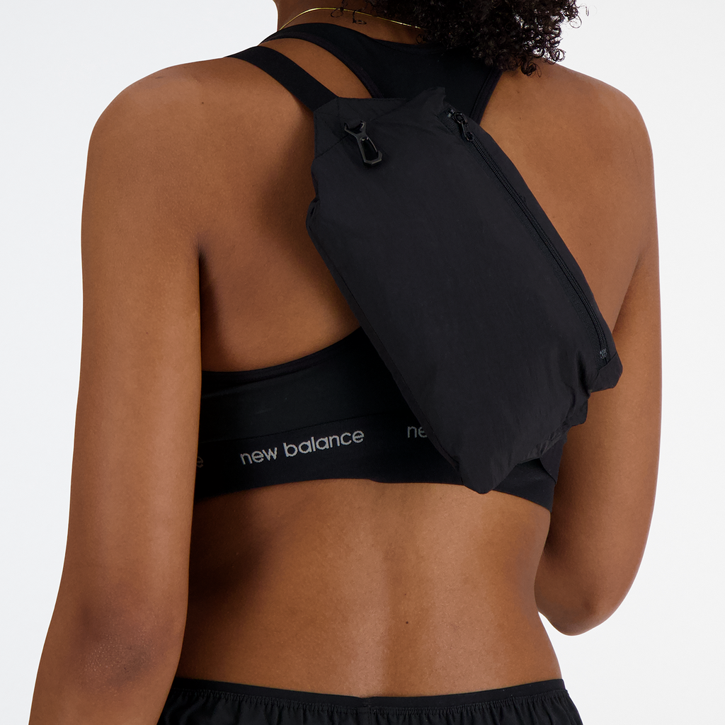 New Balance W NB Athletics Woven Jacket in SCHWARZ