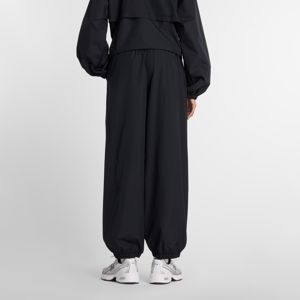 New Balance W Trackside Woven Pant in SCHWARZ