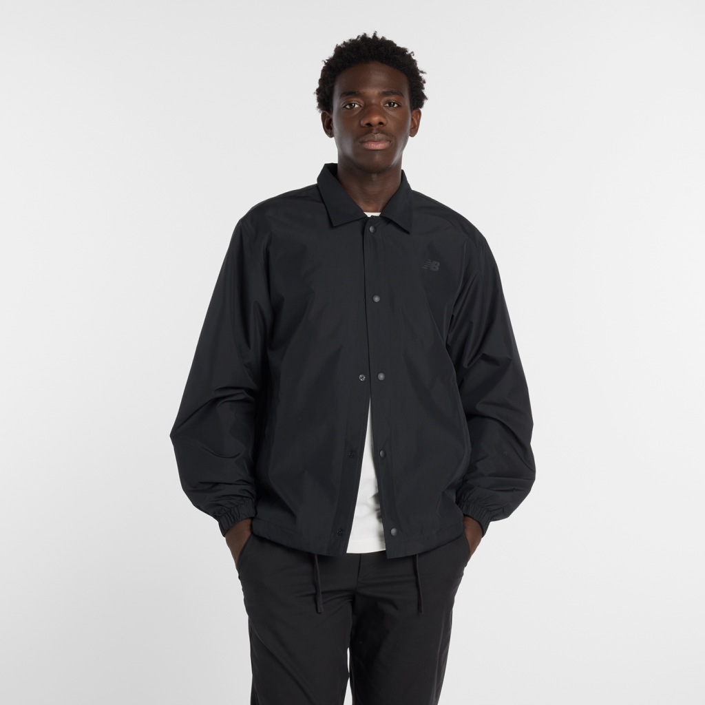 New Balance Lightweight Coaches Jacket in SCHWARZ