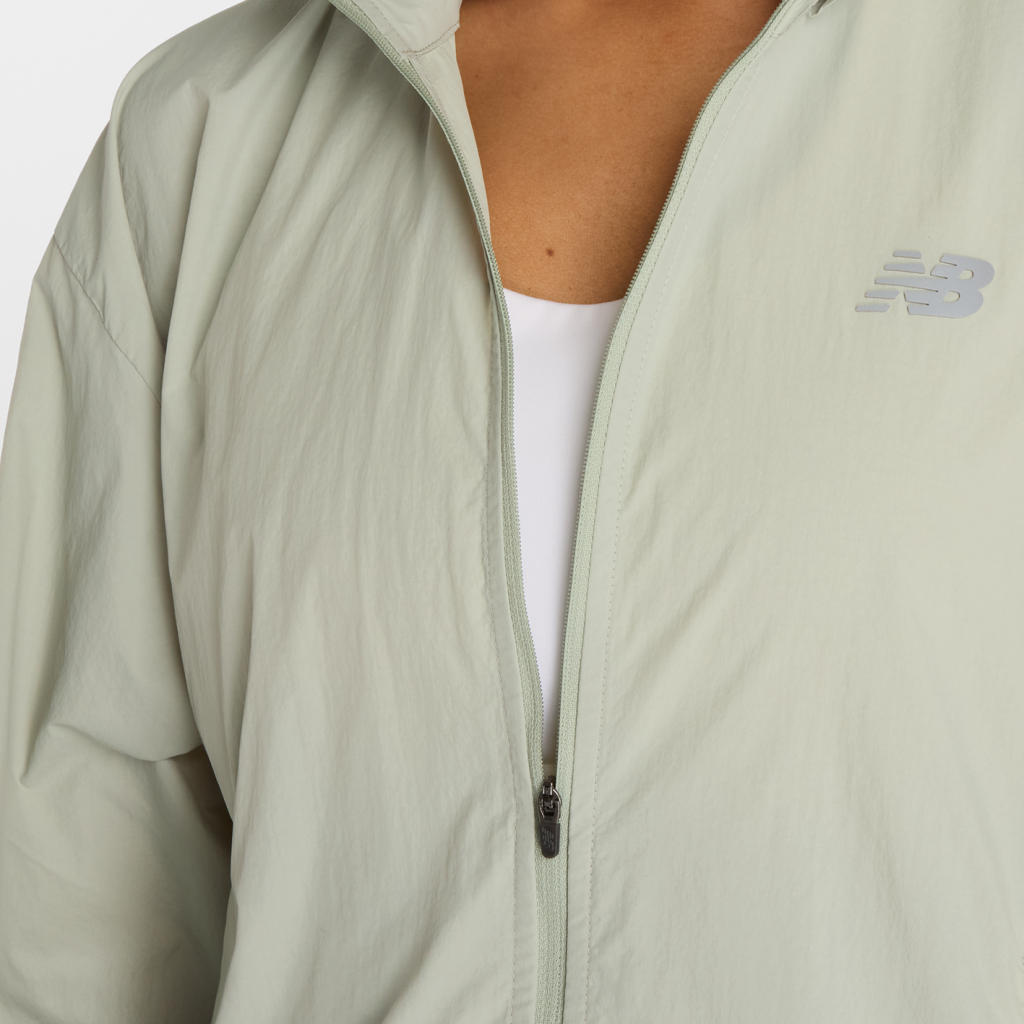 New Balance W NB Athletics Woven Jacket in GRÜN