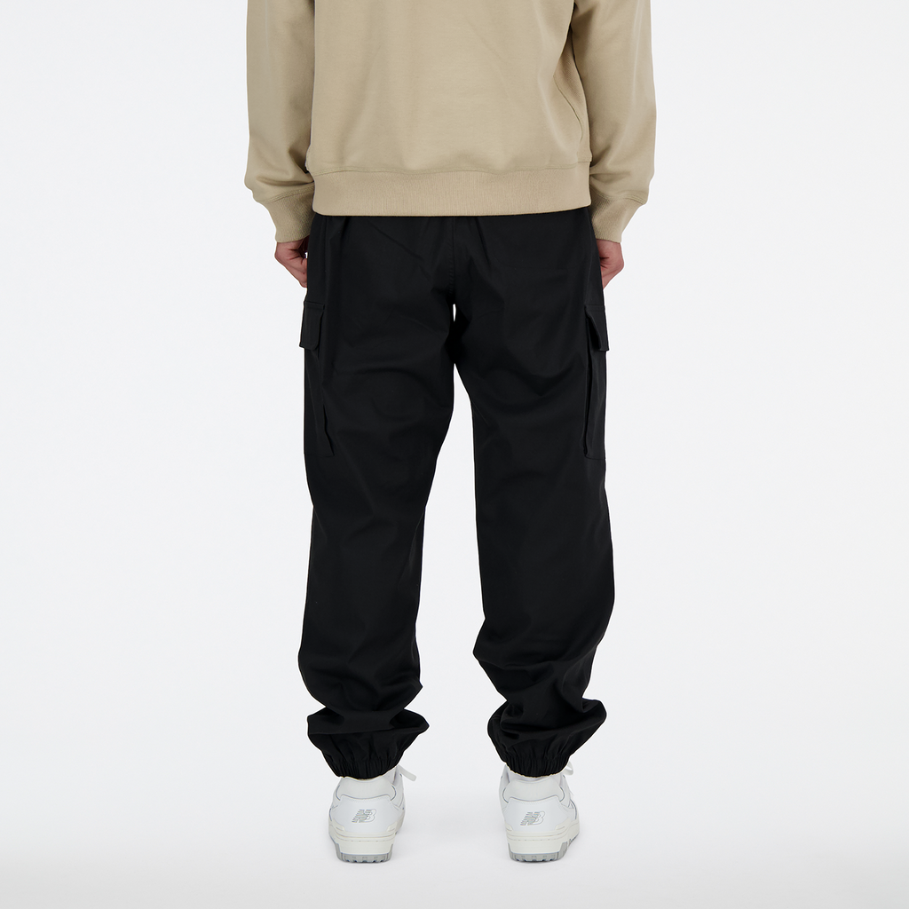 New Balance Twill Cargo Jogger in SCHWARZ