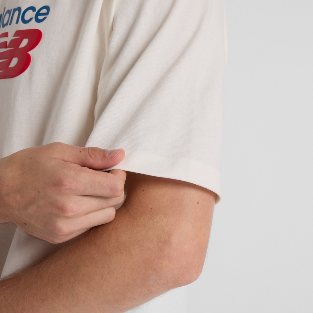 New Balance Athletics Premium Chest Logo T-Shirt in WEISS