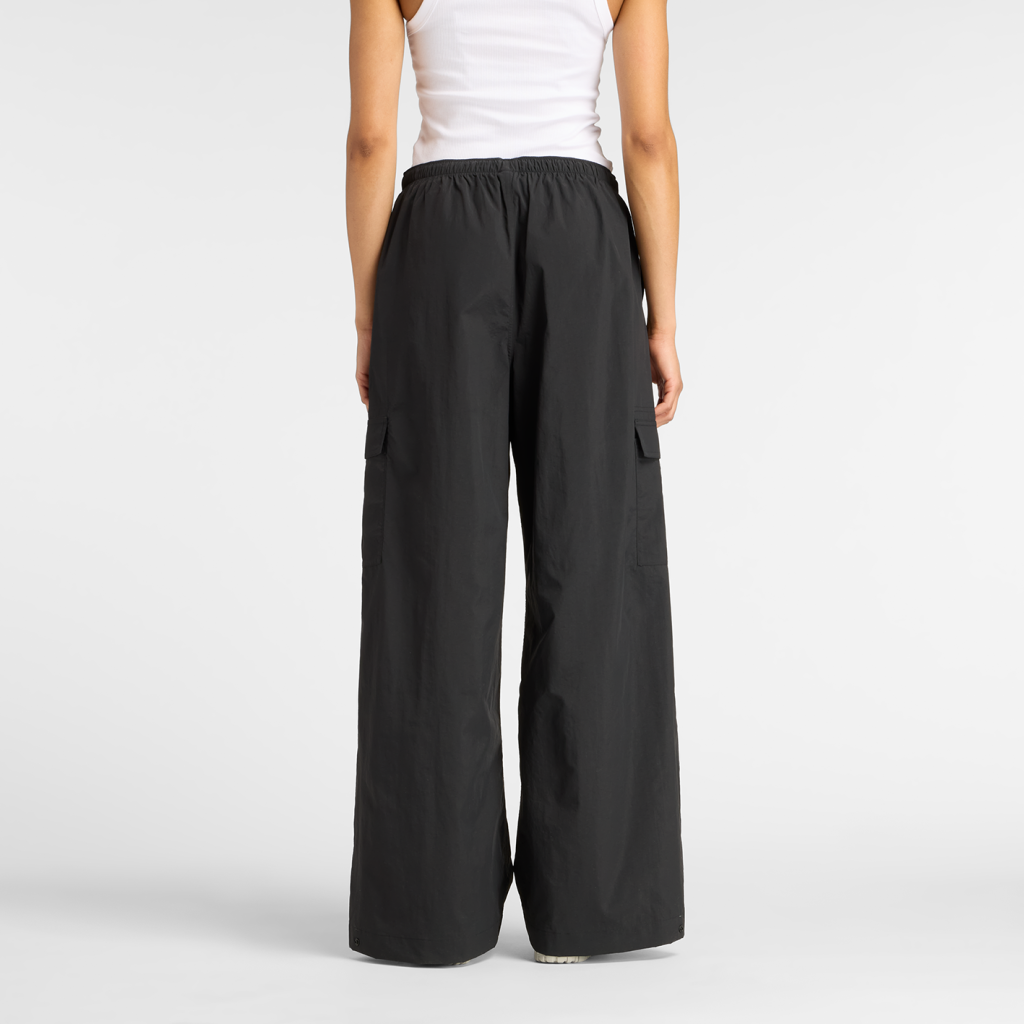 New Balance W Woven Cargo Pant in SCHWARZ