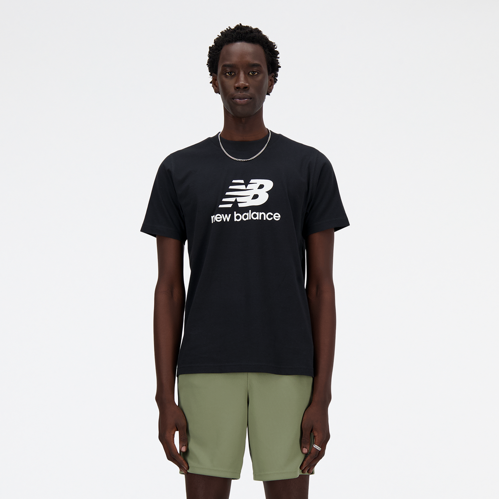 New Balance Sport Essentials Stacked Logo T-Shirt in SCHWARZ