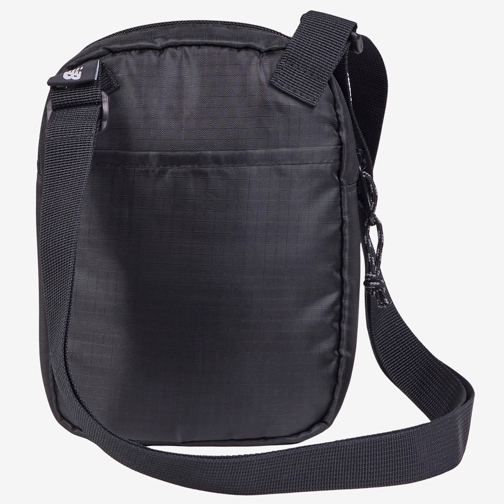 New Balance Essentials Sling Bag in SCHWARZ