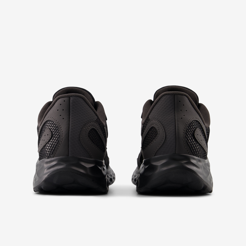 New Balance M Arishi v4 Laufschuhe in SCHWARZ