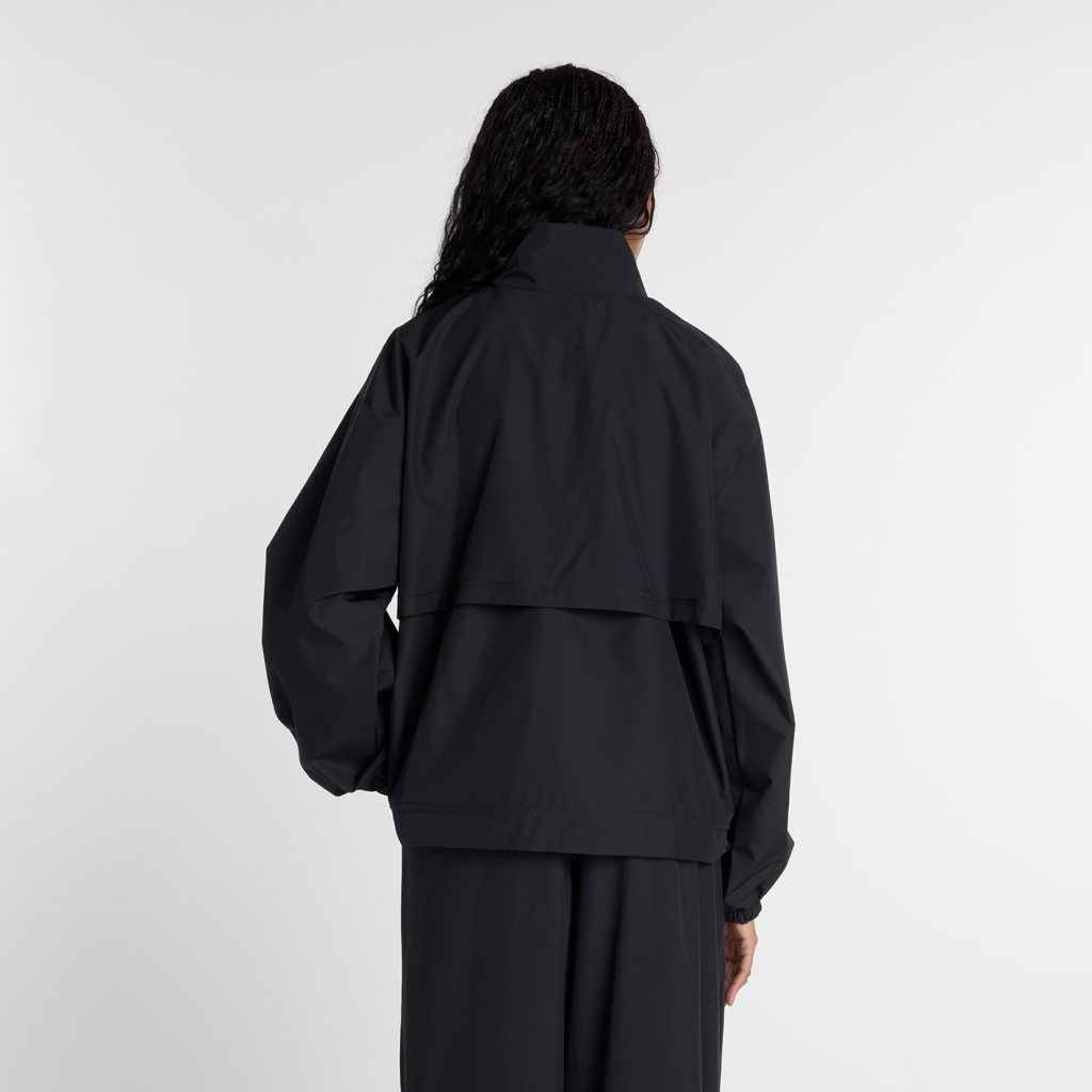 New Balance W Trackside Woven Jacket in SCHWARZ