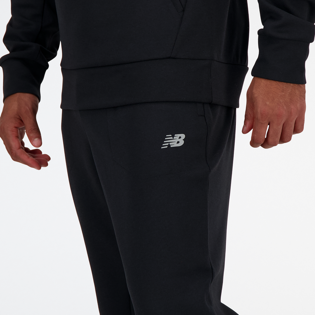 New Balance Tech Knit Pant in SCHWARZ