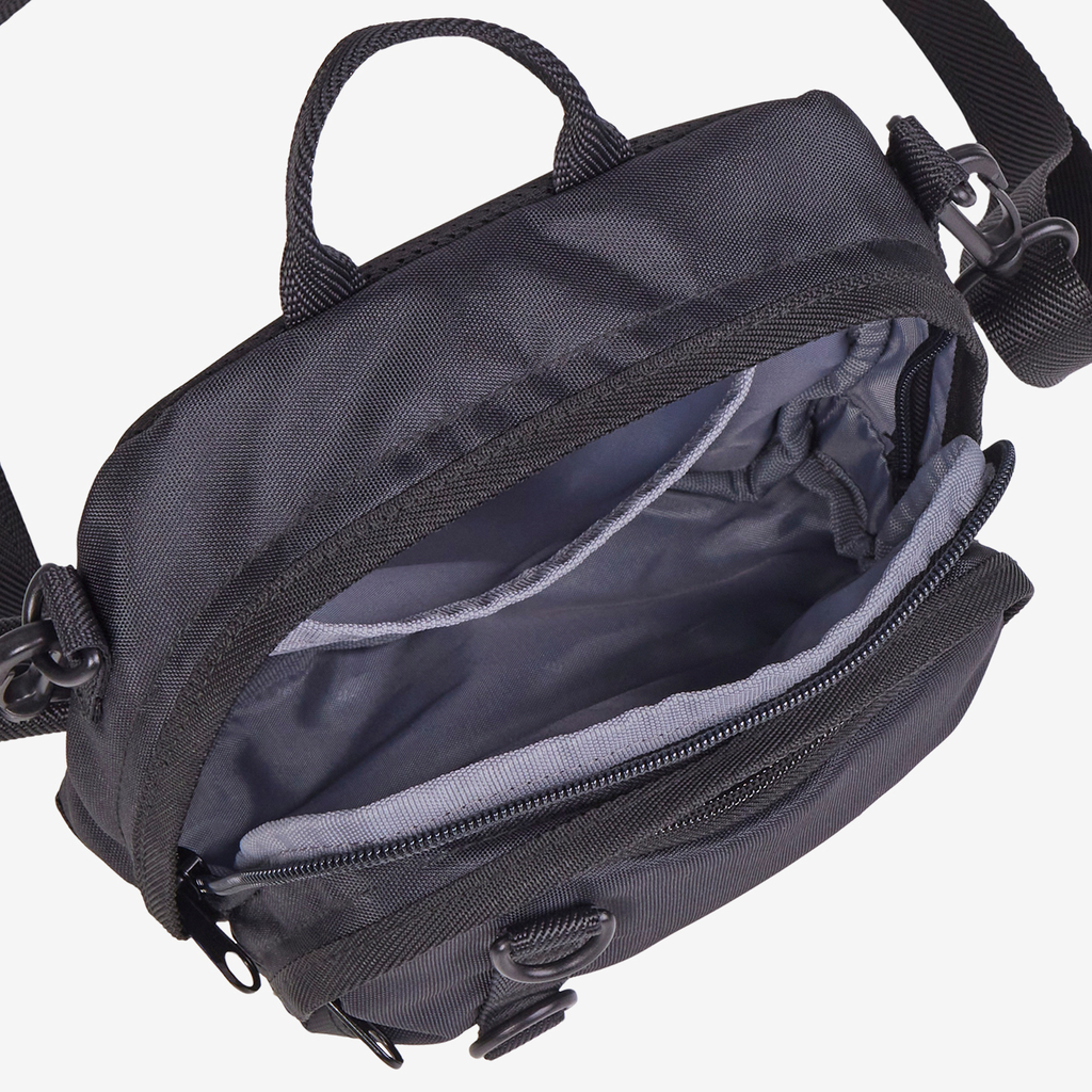 New Balance Athletics Sling Bag in SCHWARZ