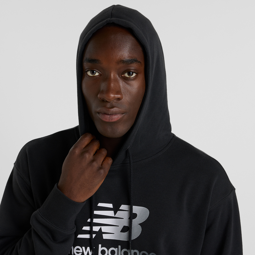 New Balance Sport Essentials Gradient Logo Hoodie in SCHWARZ