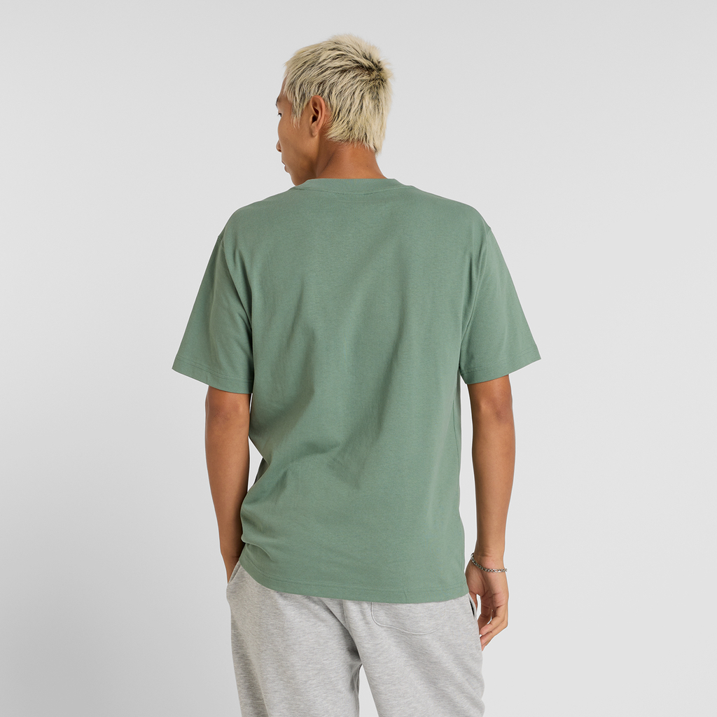 New Balance Athletics Premium Chest Logo T-Shirt in GRÜN
