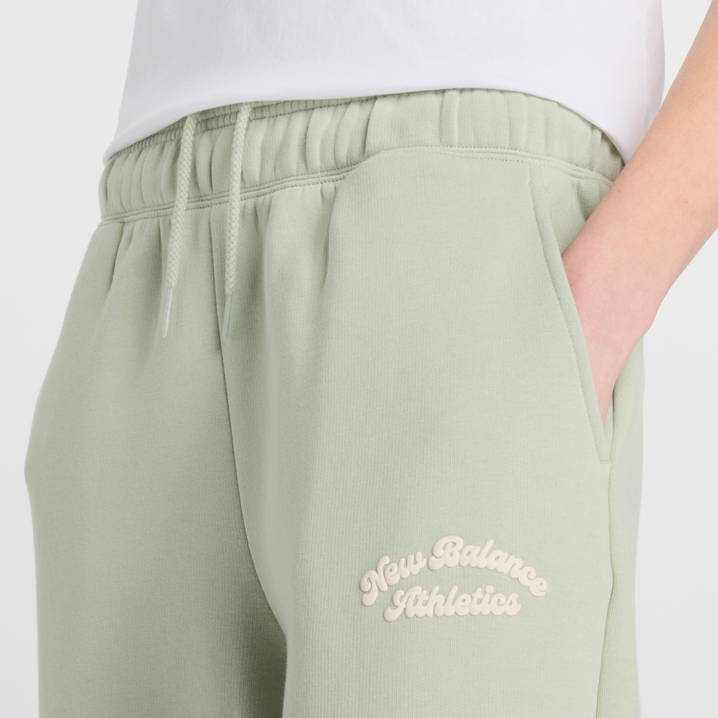 New Balance W Linear Heritage Fleece Barrel Leg Pant in GRÜN
