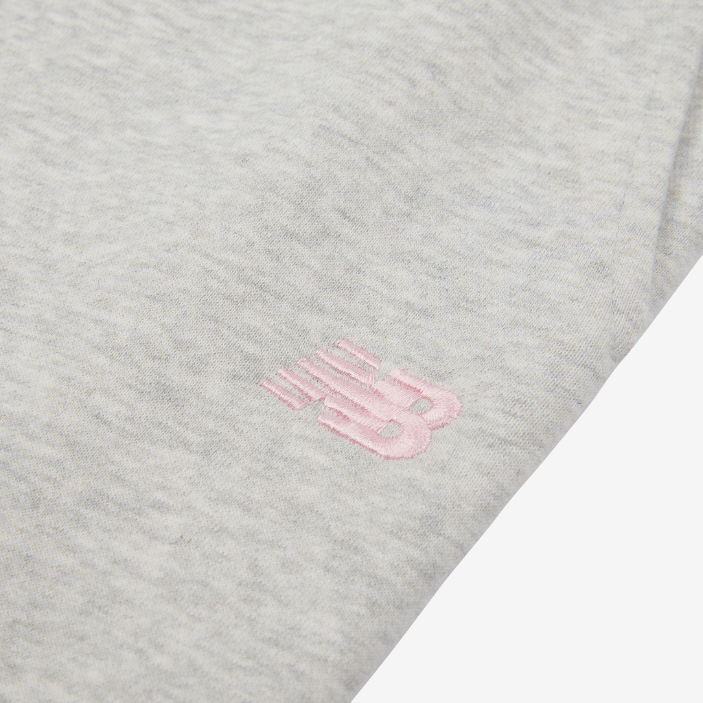 New Balance G New Balance French Terry Small Logo Jogger in GRAU