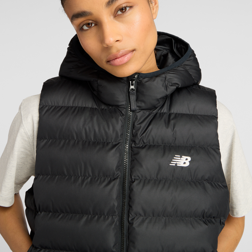 New Balance W Hooded Puffer Vest in SCHWARZ