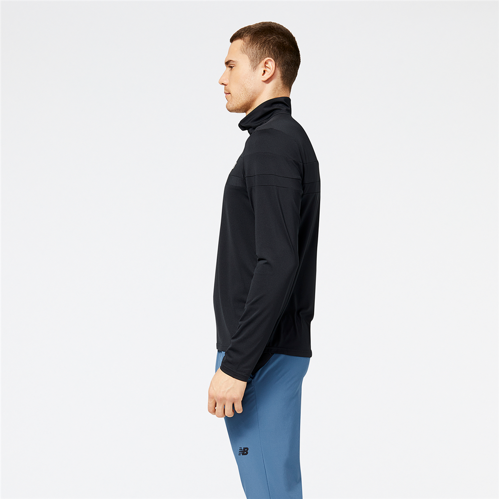 New Balance Accelerate Half Zip in SCHWARZ