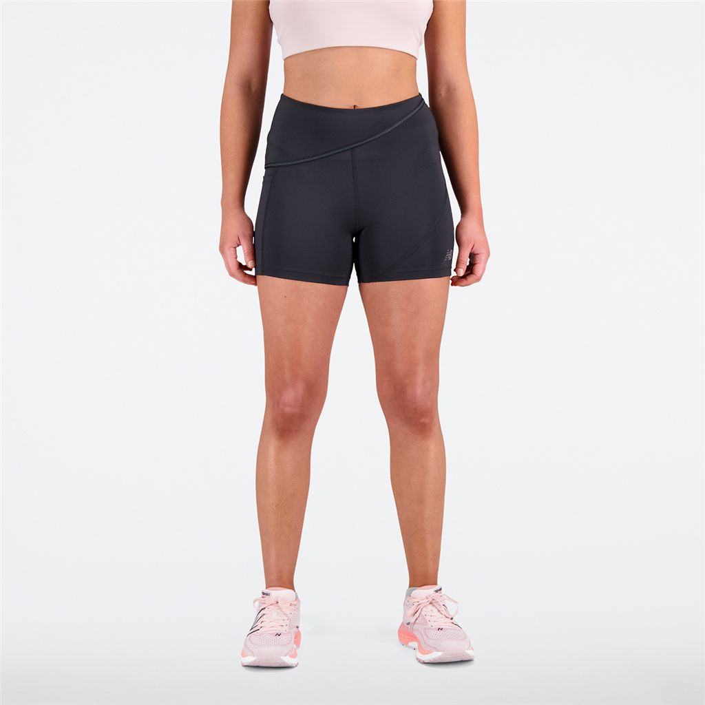 New Balance W Q Speed Shape Shield 4 In Fit Short in SCHWARZ