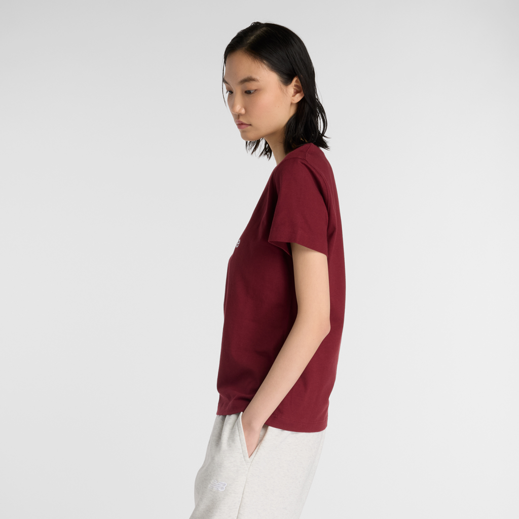 New Balance W Sport Essentials Jersey Logo T-Shirt in ROT
