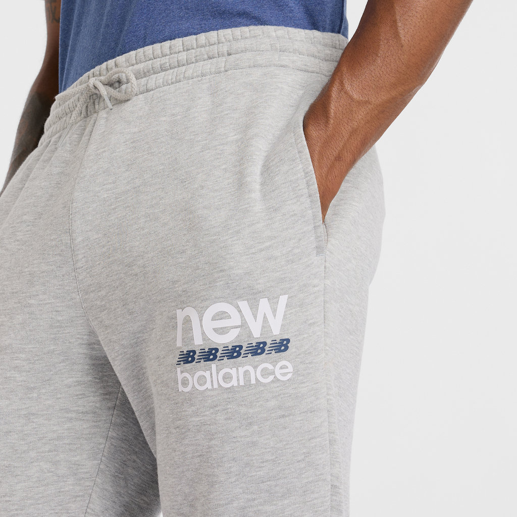 New Balance Sport Graphic Fleece Jogger in GRAU