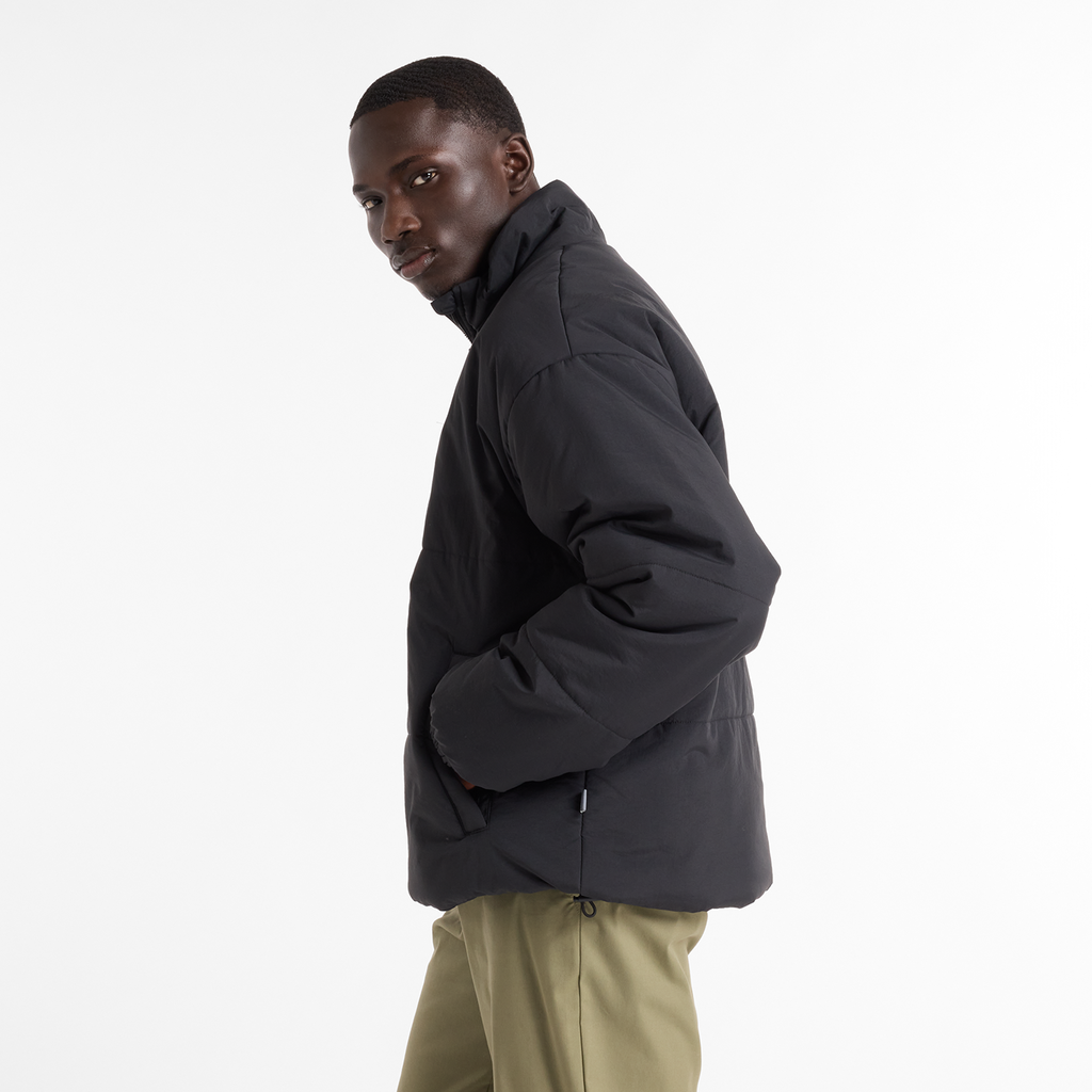 New Balance Hoops Puffer in SCHWARZ