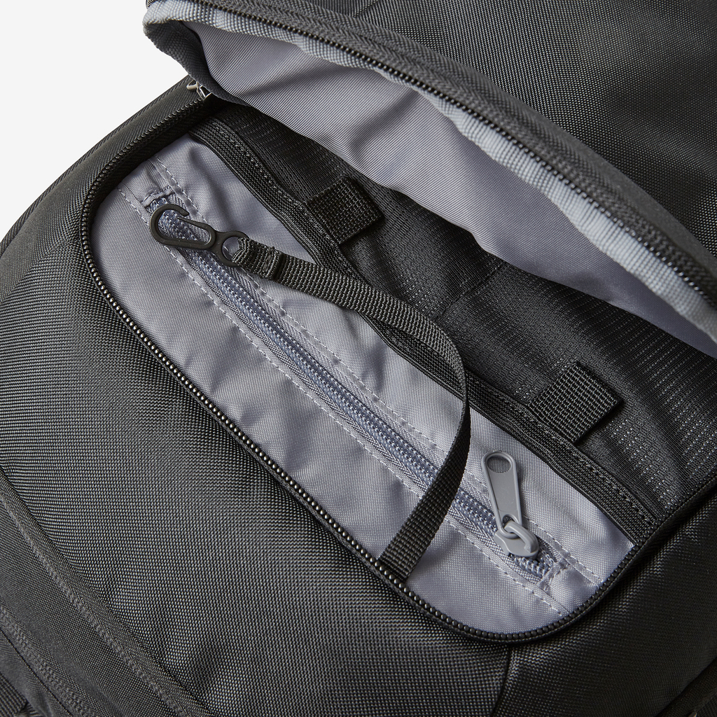 New Balance Logo Backpack 29L in SCHWARZ