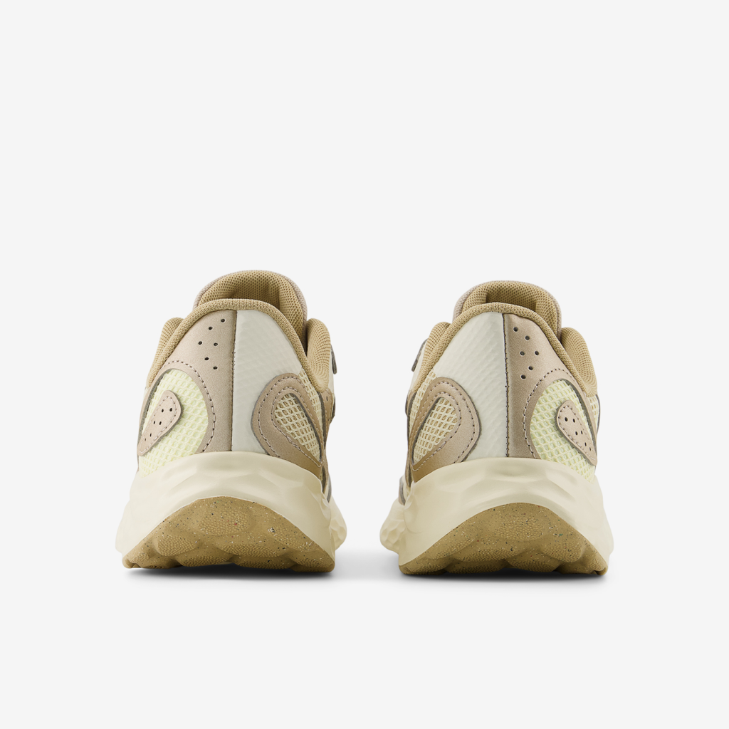 New Balance WARISTG4 Fresh Foam Arishi v4 Laufschuhe in BEIGE